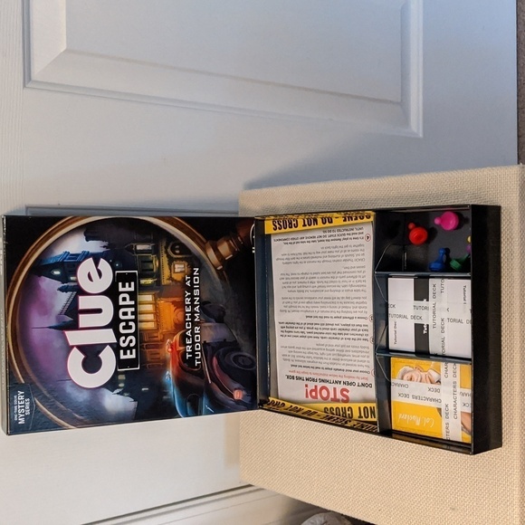 Hasbro Gaming Clue Escape Party "Board" Game Treachery at Tudor Mansion 10+ - Picture 3 of 3